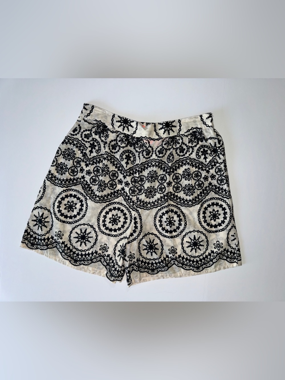 NWT women’s black and white medallion print shorts